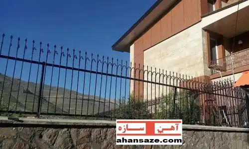 حفاظ نرده روی دیوار اسلامشهر کله شاخ گوزنی لیلیوم بوته ای