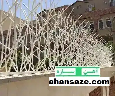حفاظ نرده روی دیوار بوشهر کله شاخ گوزنی لیلیوم بوته ای