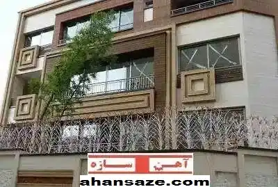نرده حفاظ روی دیوار حیاط ساختمان آپارتمان