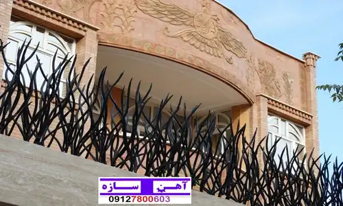 حفاظ شاخ گوزنی بوته ای گارد آهنی روی دیوار در لاهیجان