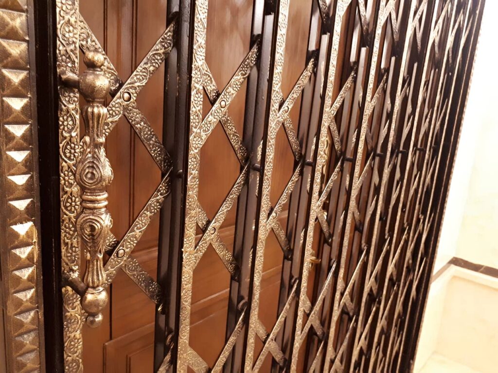 مکانیزم حفاظ و نرده درب آکاردئونی