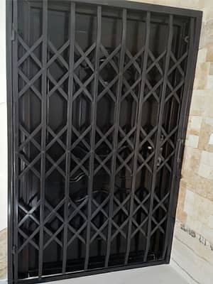 عکس حفاظ روی درب آپارتمان