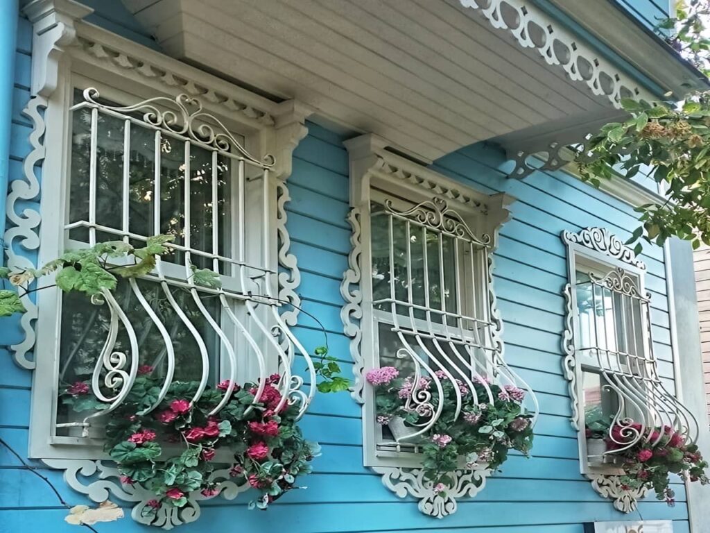 حفاظ پنجره با جای گلدان