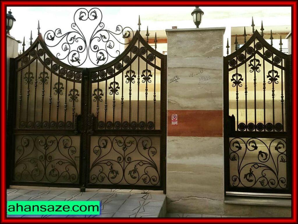 چگونگی سفارش و خرید درب حیاط فرفورژه با طراحی تاج دار
