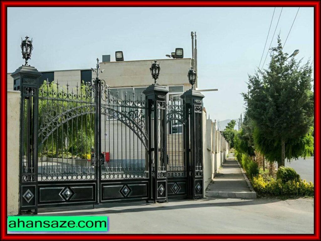 استفاده از درب های فرفورژه و فلزی ساده در معماری‌های مختلف