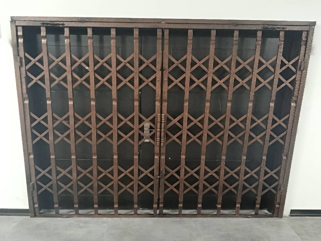 حفاظ روی درب منزل