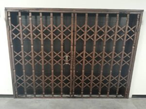 حفاظ روی درب منزل
