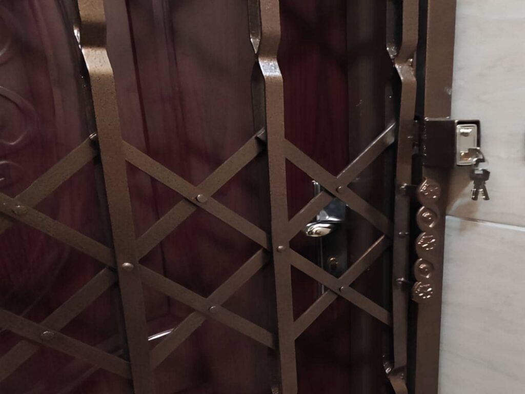 حفاظ آهنی در محله جماران