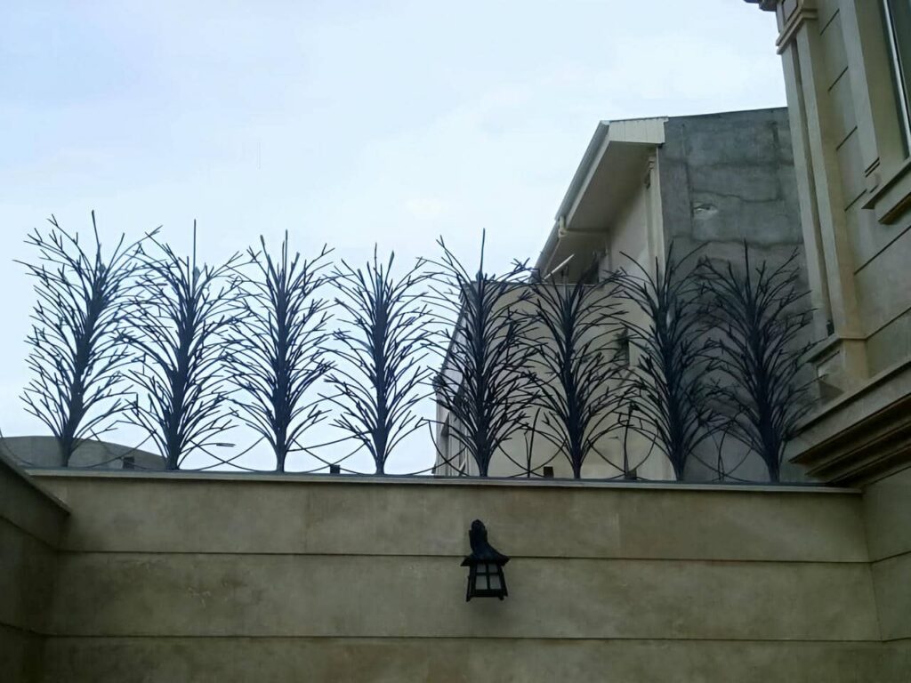 حفاظ آهنی روی دیوار