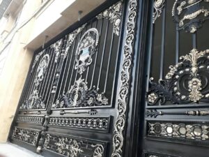 درب فلزی ورودی راه پله ساختمان چند طبقه
