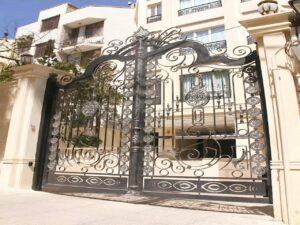 درب آهنی ورود به ساختمان
