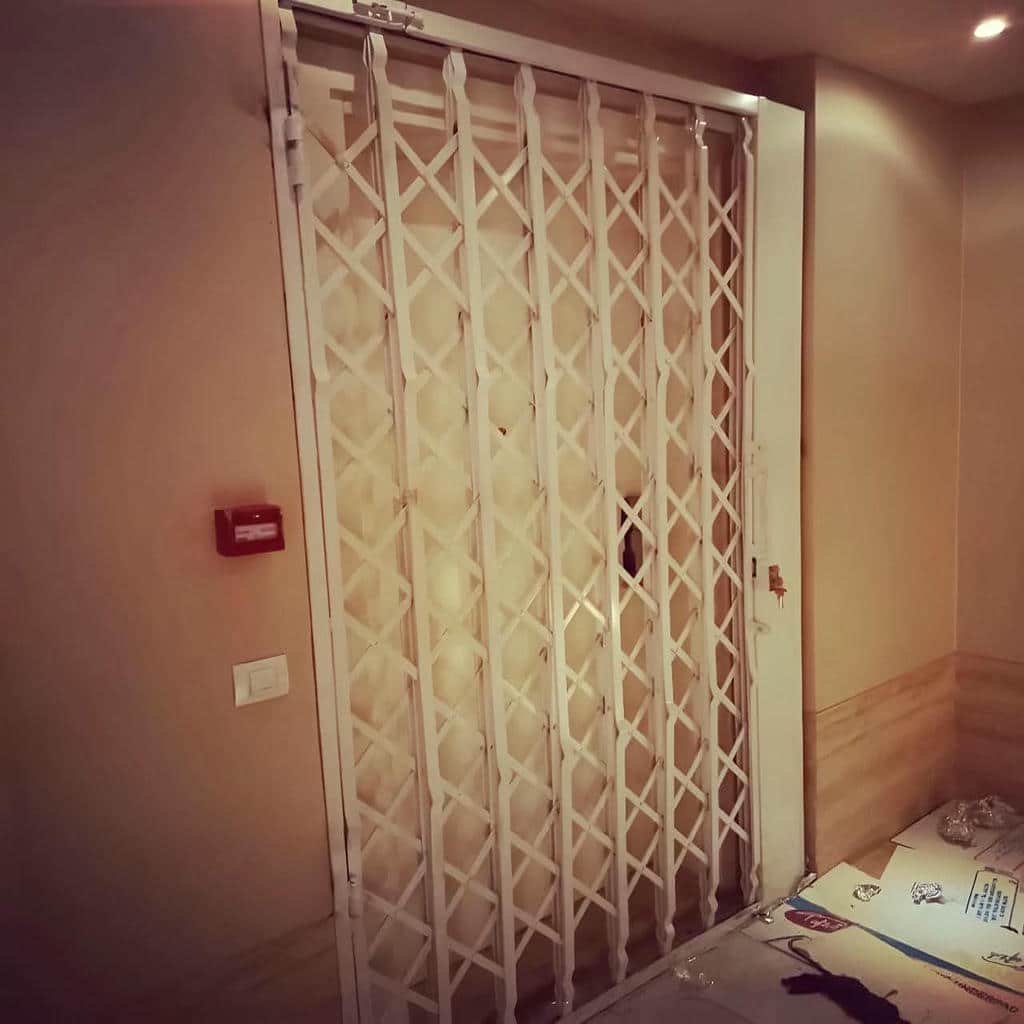 accordion-door-protection-apartment-abq راهنمای جامع خرید درب آکاردئونی ضد سرقت برای درب آپارتمان