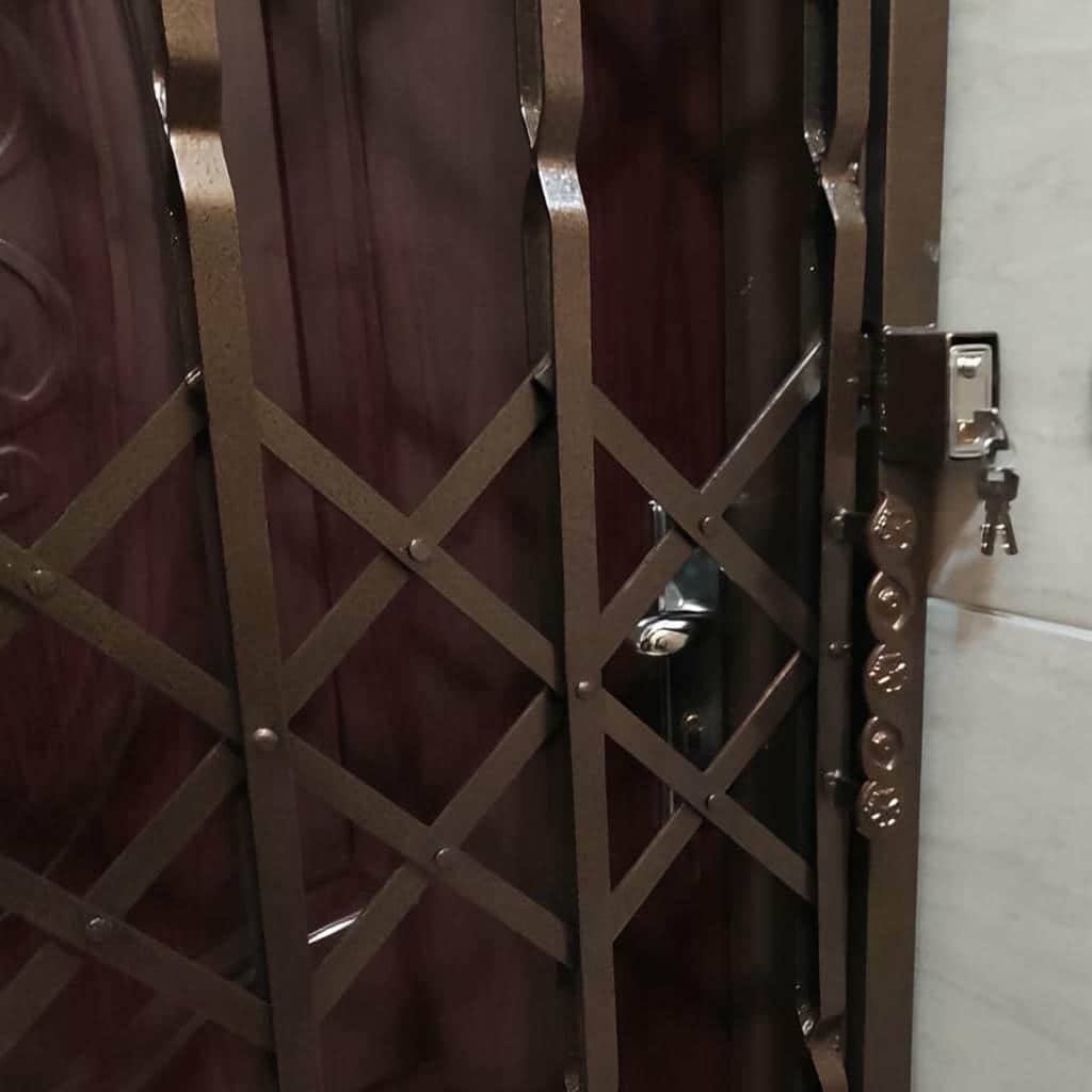 accordion-door-protection-apartment-uw حفاظ پشت درب منزل آپارتمانی