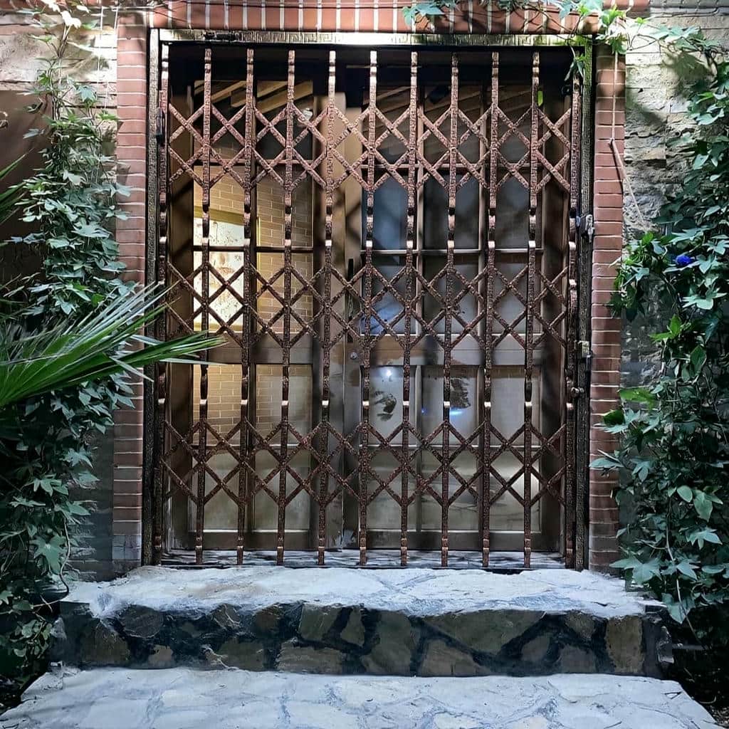 کارخانه درب آکاردئونی آهنی در کمال شهر