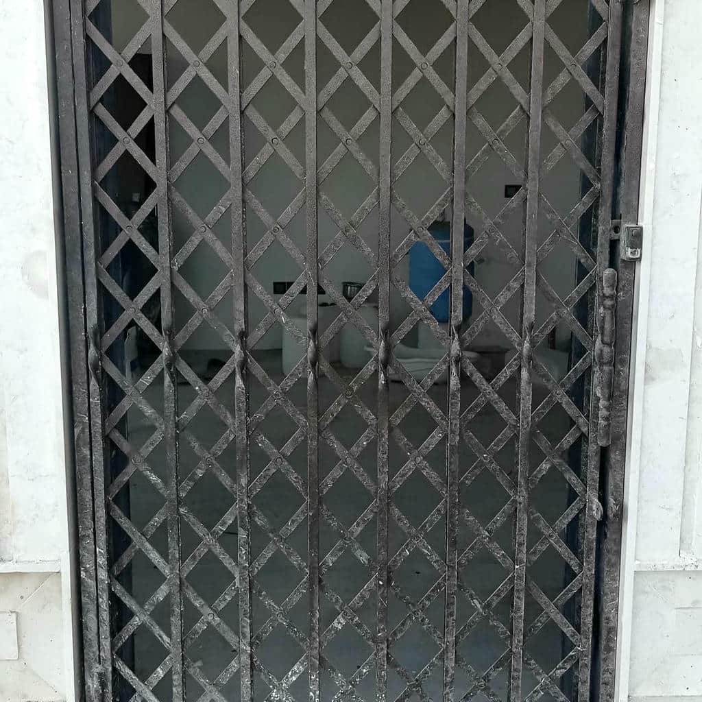 درب آکاردئونی در مشهد