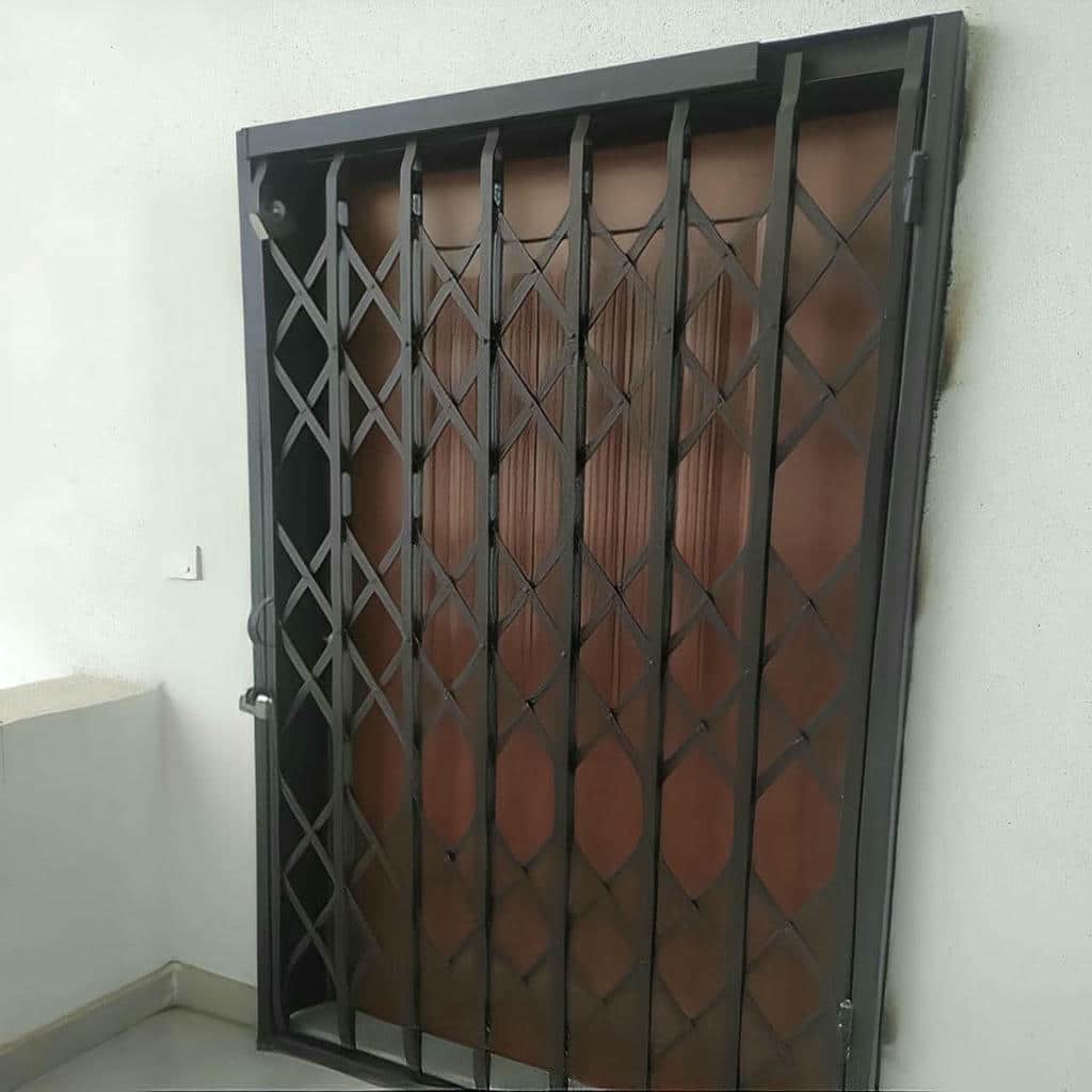 نصب درب آکاردئونی چهارگل در سیرجان