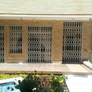 درب آکاردئونی در بندر دیلم