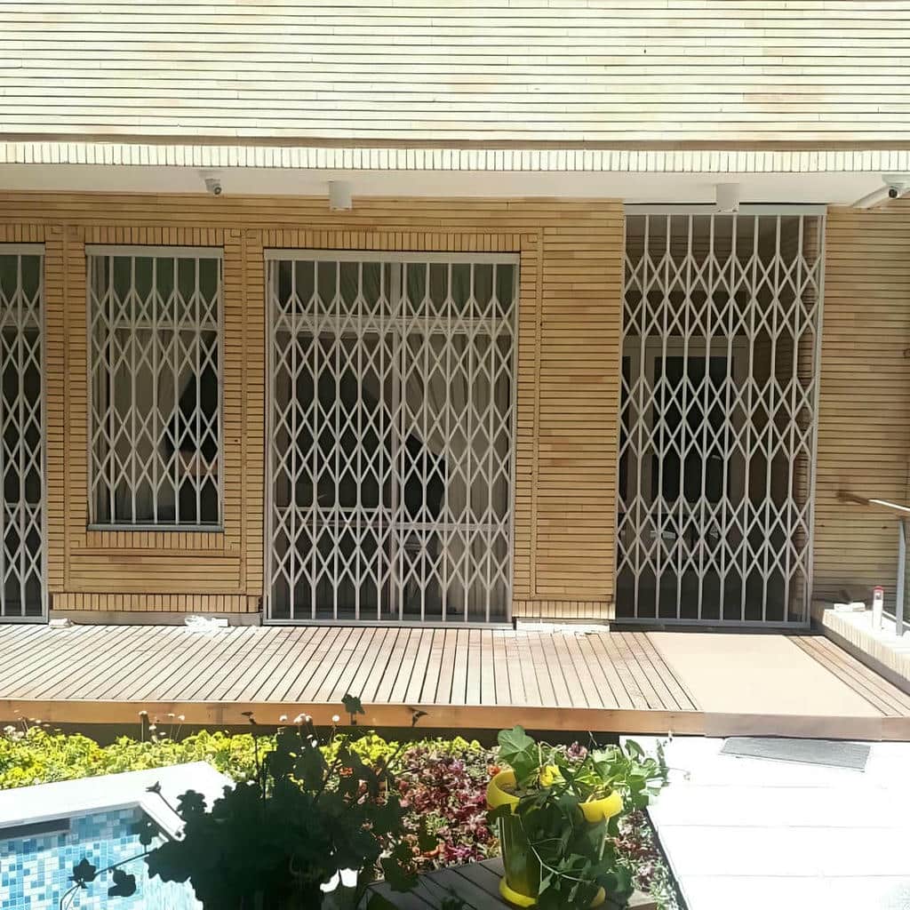 درب آکاردئونی در بندر دیلم