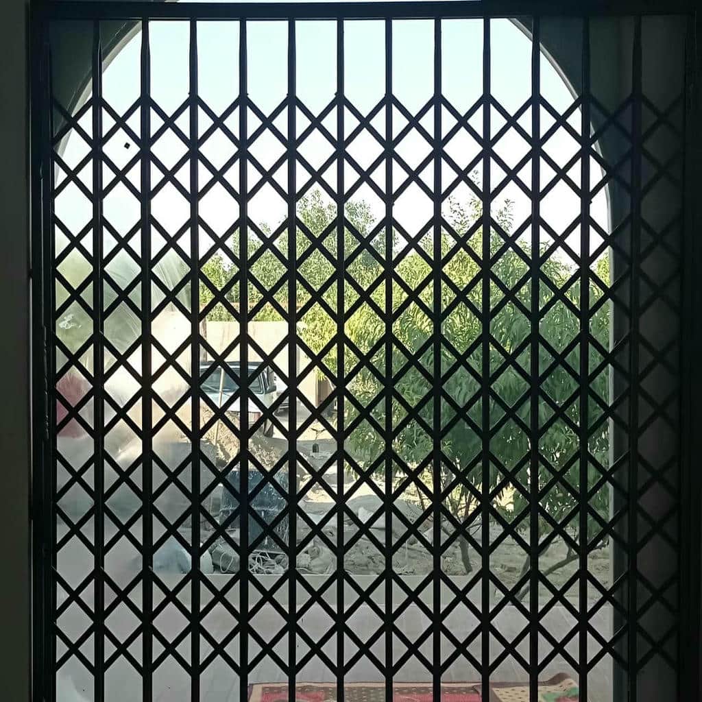 نصب درب آکاردئونی چهارگل در بندر انزلی