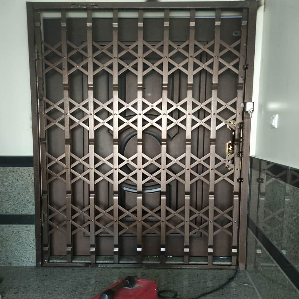 درب ریلی کشویی پارکینگ با رنگ کوره ای یکدست روی بدنه