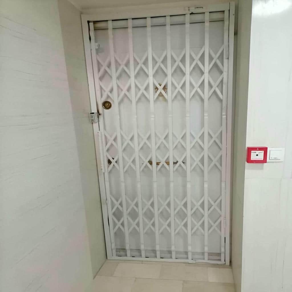 درب ریلی کشویی پارکینگ با قفل کمکی روی پنل فلزی