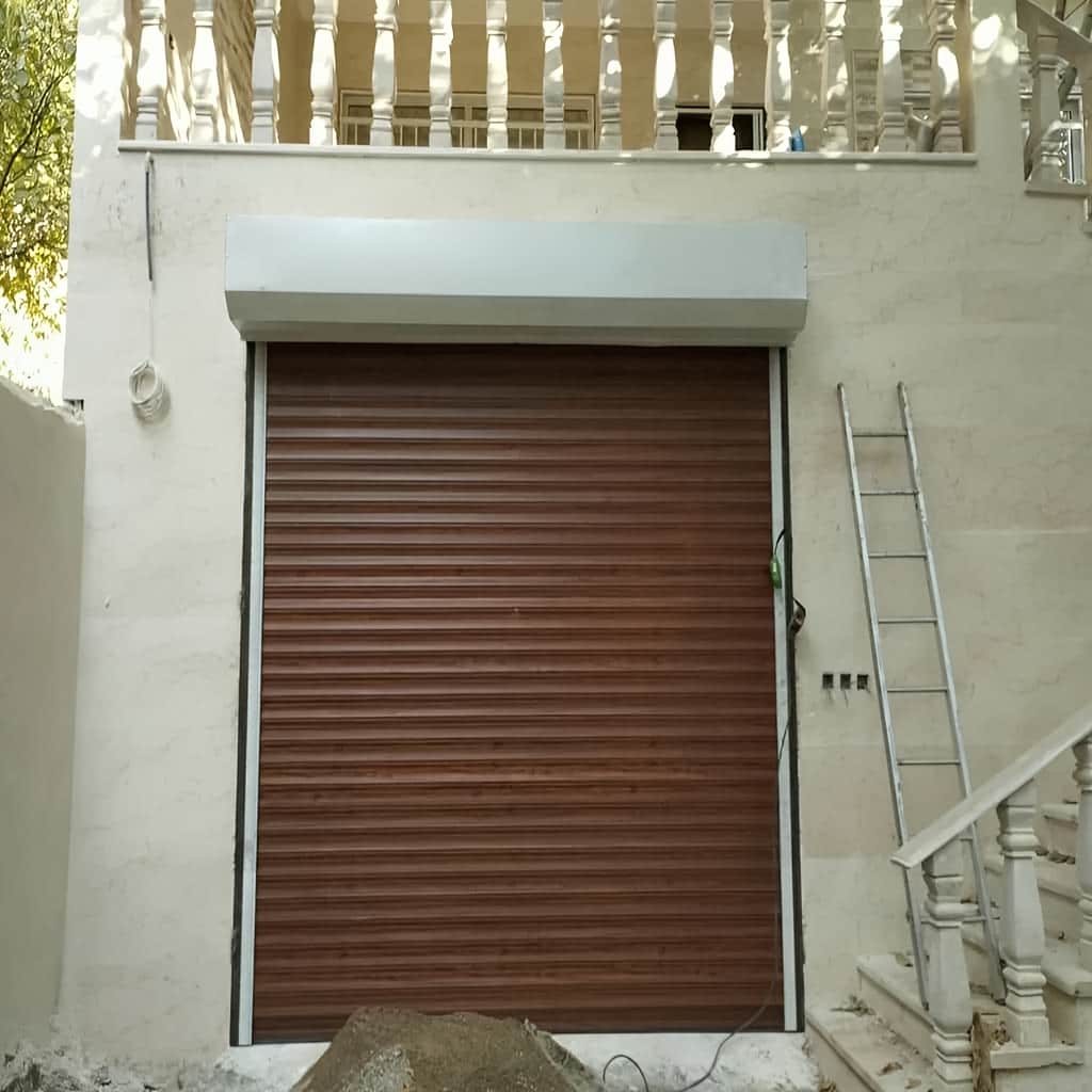حفاظ کرکره ای برقی پشت درب آپارتمان با موتور توبلار داخل شفت حفاظ کرکره ای برقی پشت درب آپارتمان با موتور توبلار داخل شفت