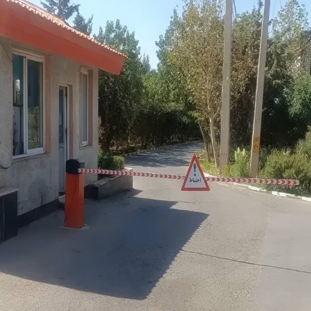 راهبند مفصلی پارکینگ با فتوسل ایمنی کنار مسیر