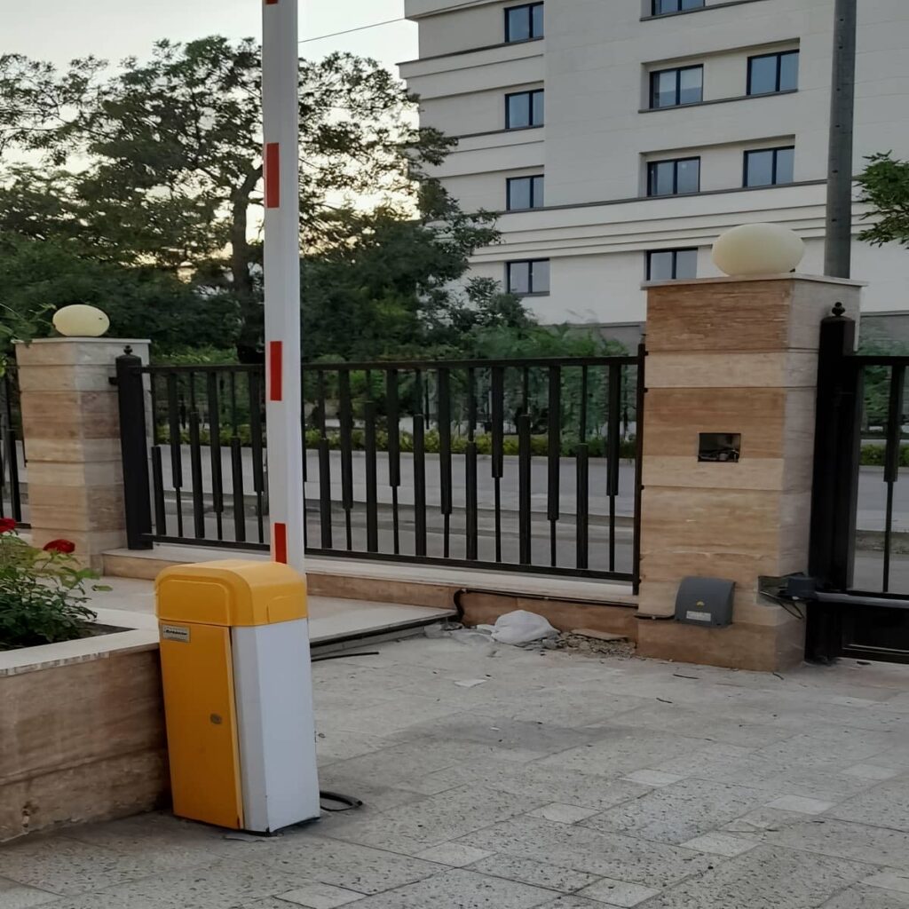 سیستم کنترل تردد خودرو با راهبند با تابلو فرمان منظم
