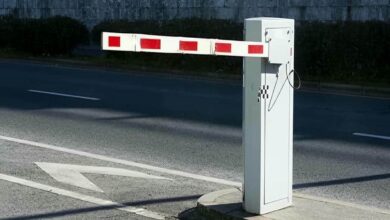 راهبند بازویی پارکینگ با بازوی فلزی روی مسیر ورودی