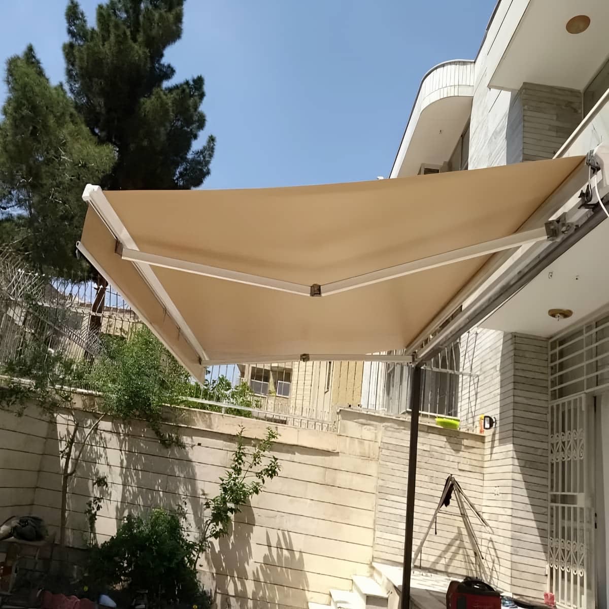 سایبان برقی با پایه مقاوم و نصب دقیق نکات مهم نصب سایبان برقی