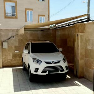 سایبان برقی بازویی با فریم متحرک و پوشش طولی معرفی کاربردی انواع سایبان برقی