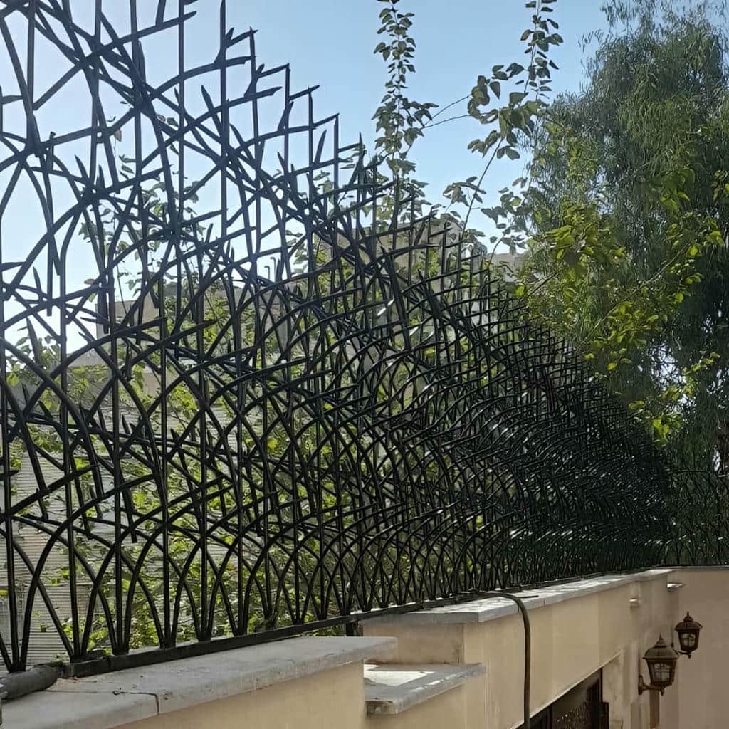 حفاظ شاخ گوزنی دیوار هنگام نصب روی دیوار سنگی