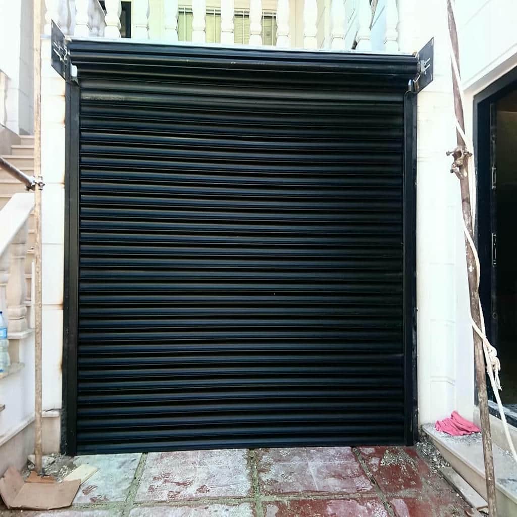 نصب کرکره برقی کنار ابزار برش و اجرای فنی