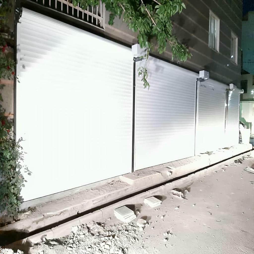 کرکره برقی با رنگ هماهنگ با نمای ساختمان