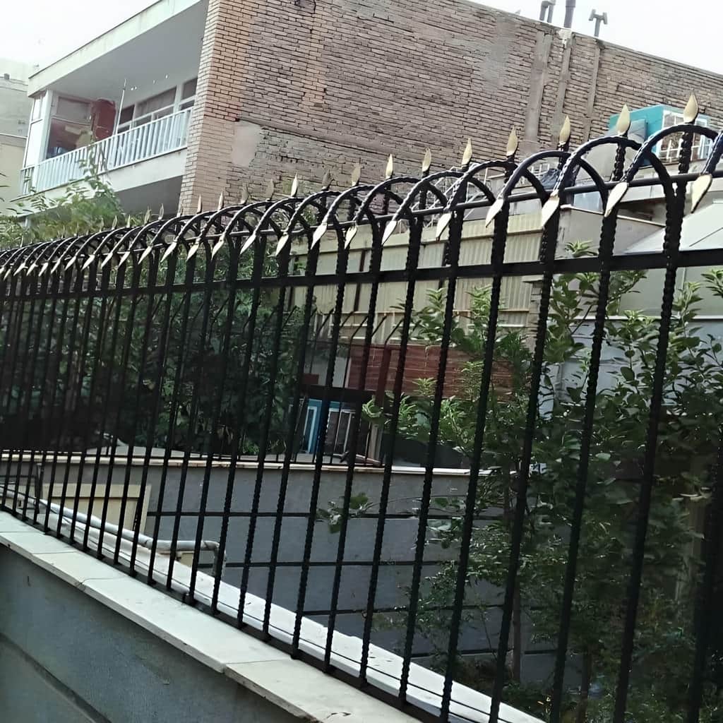 حفاظ سرنیزه ای دیوار با رنگ مقاوم روی سطح فلز