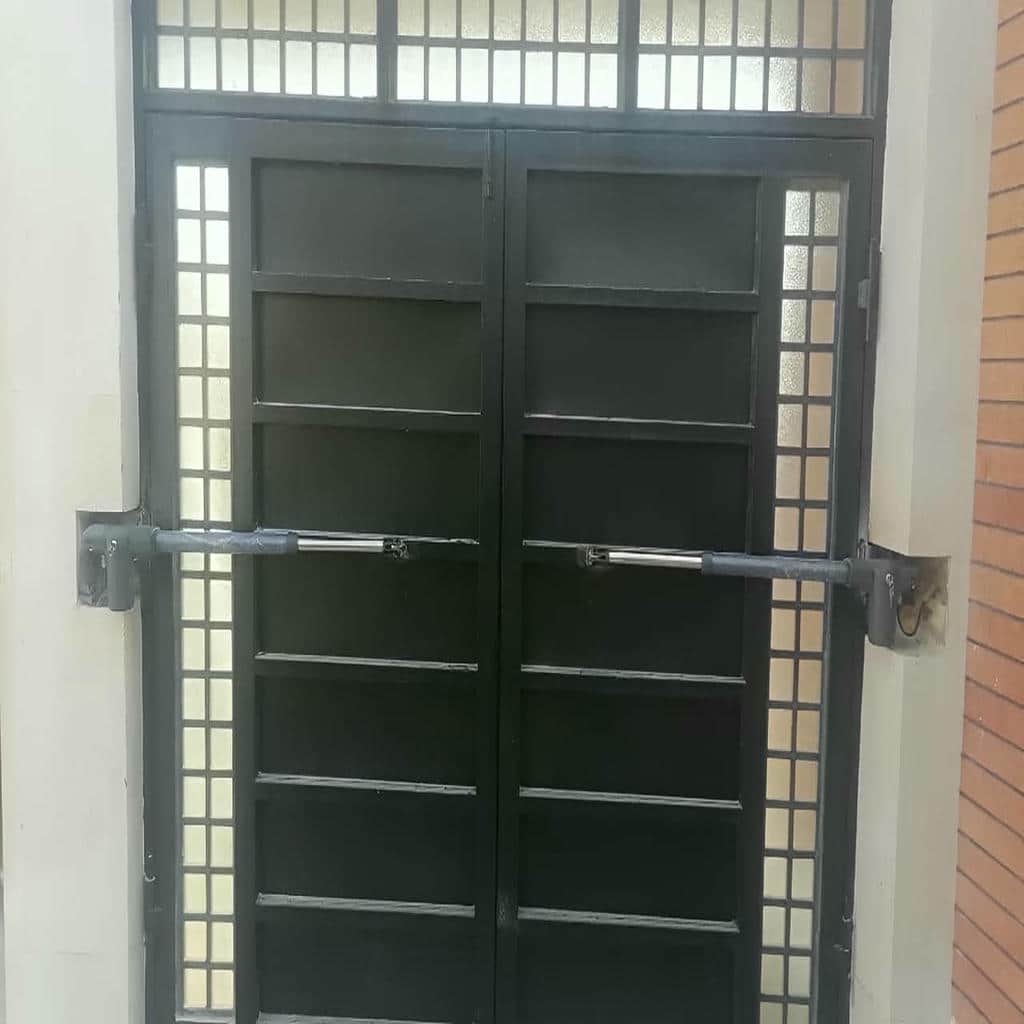 جک دربازکن پارکینگی با کابل کشی منظم کنار دیوار
