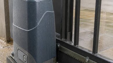 درب اتوماتیک فلزی جک دار با بازوی مقاوم نصب شده روی فریم