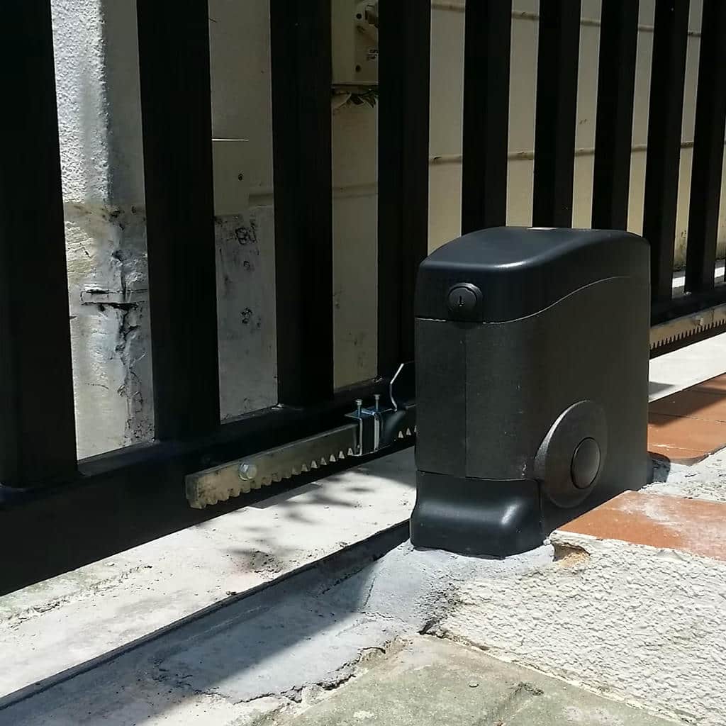 درب پارکینگ ریلی فلزی با نصب تراز شده