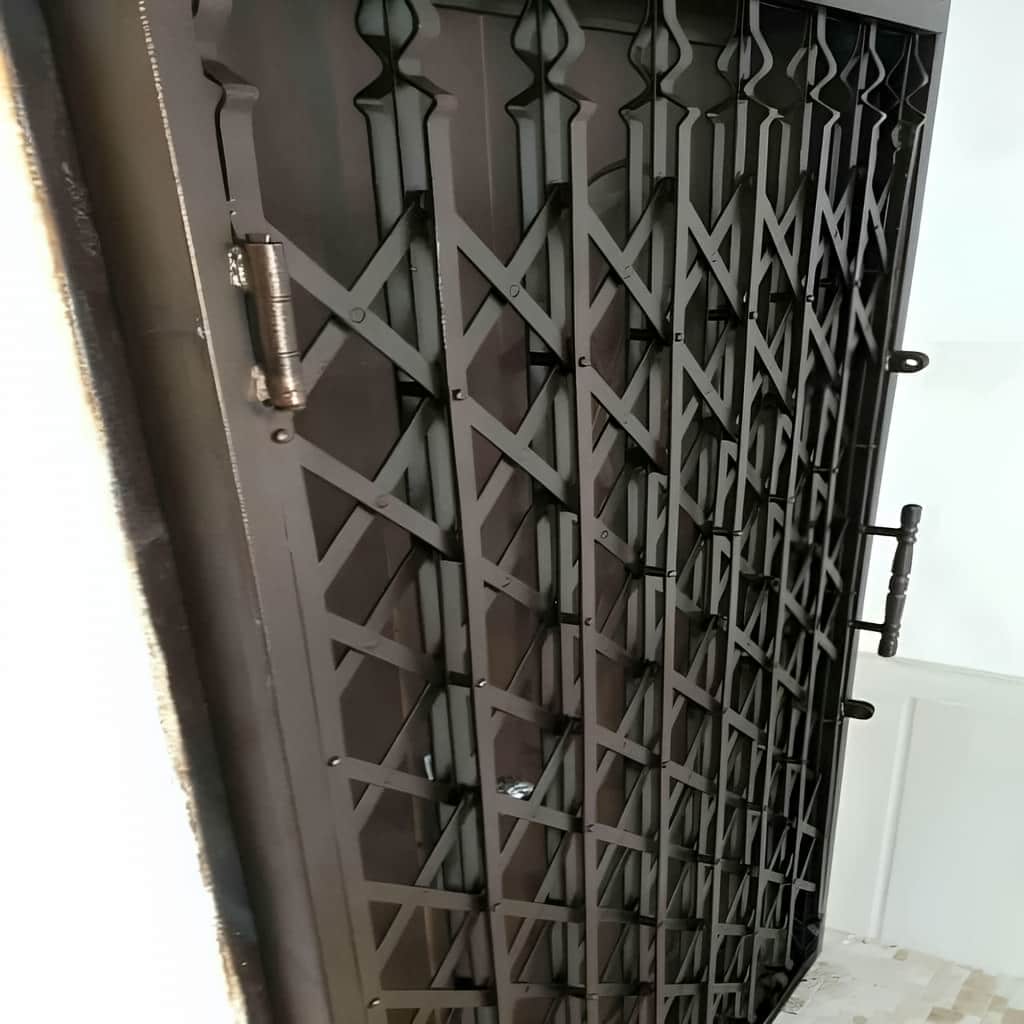 قفل درب آکاردئونی با اتصال دقیق به چهارچوب