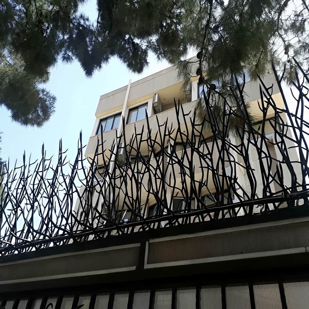 حفاظ شاخ گوزنی و بوته ای دیوار آهنی
