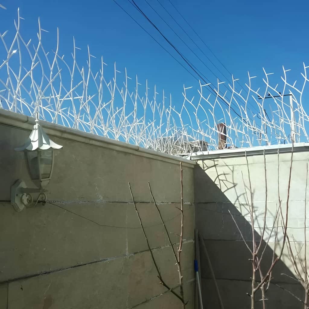 نرده دیوار با تراکم شاخه های فلزی