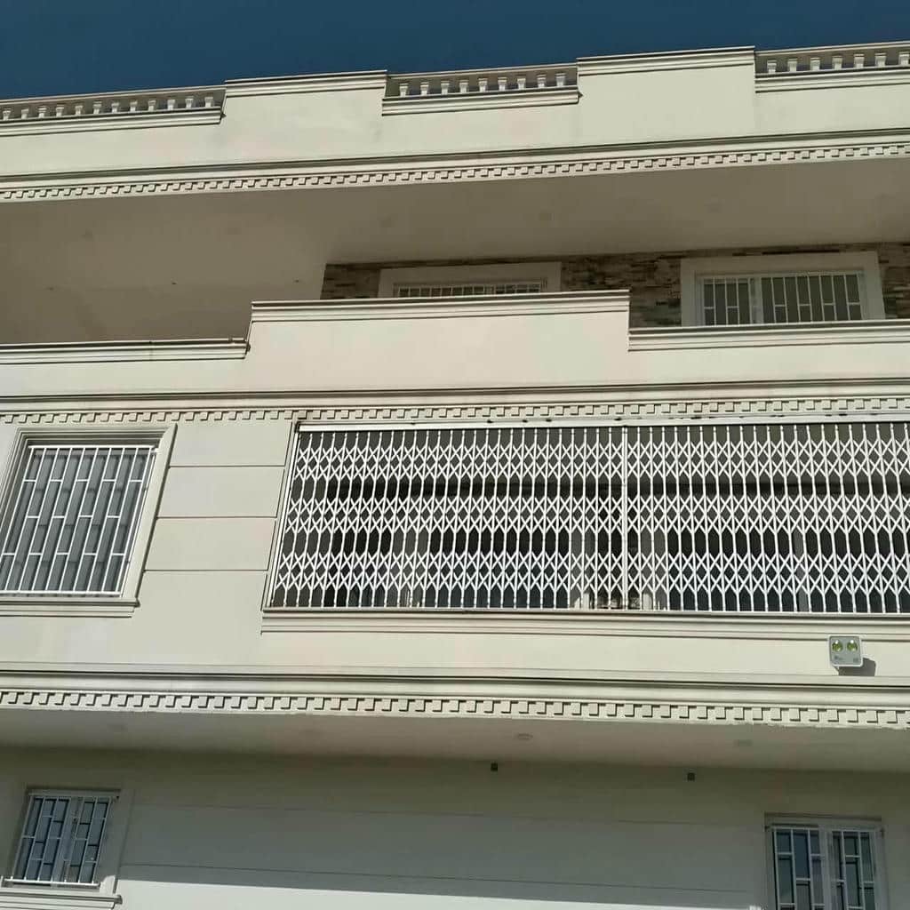 حفاظ درب آپارتمان با ریل روان و تراز
