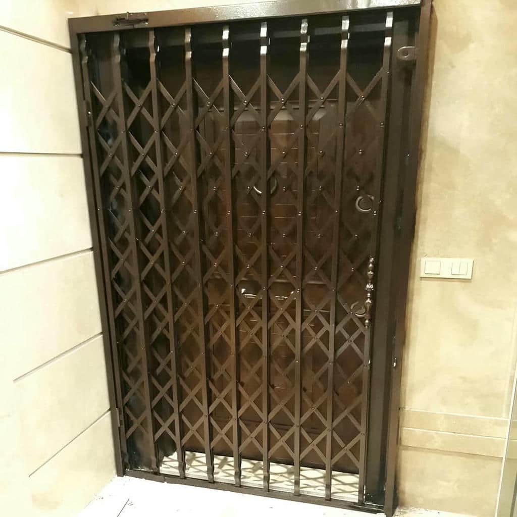 درب آکاردئونی تک لنگه و دولنگه با قفل ایمن روی بدنه
