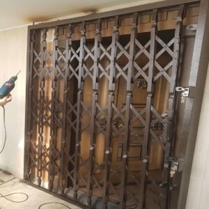 حفاظ آکاردئونی ایمن برای ورودی آپارتمان