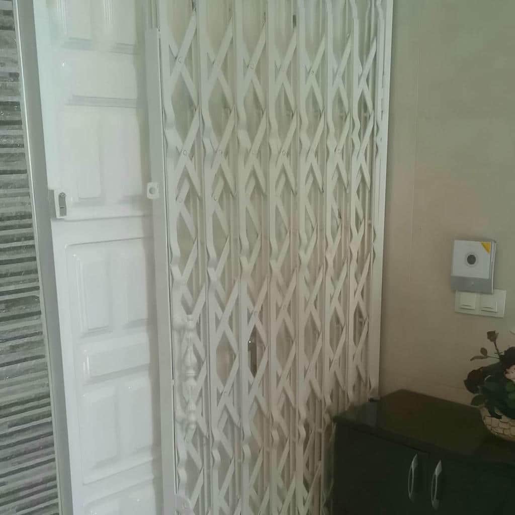 حفاظ آکاردئونی با مهار مقاوم داخل دیوار