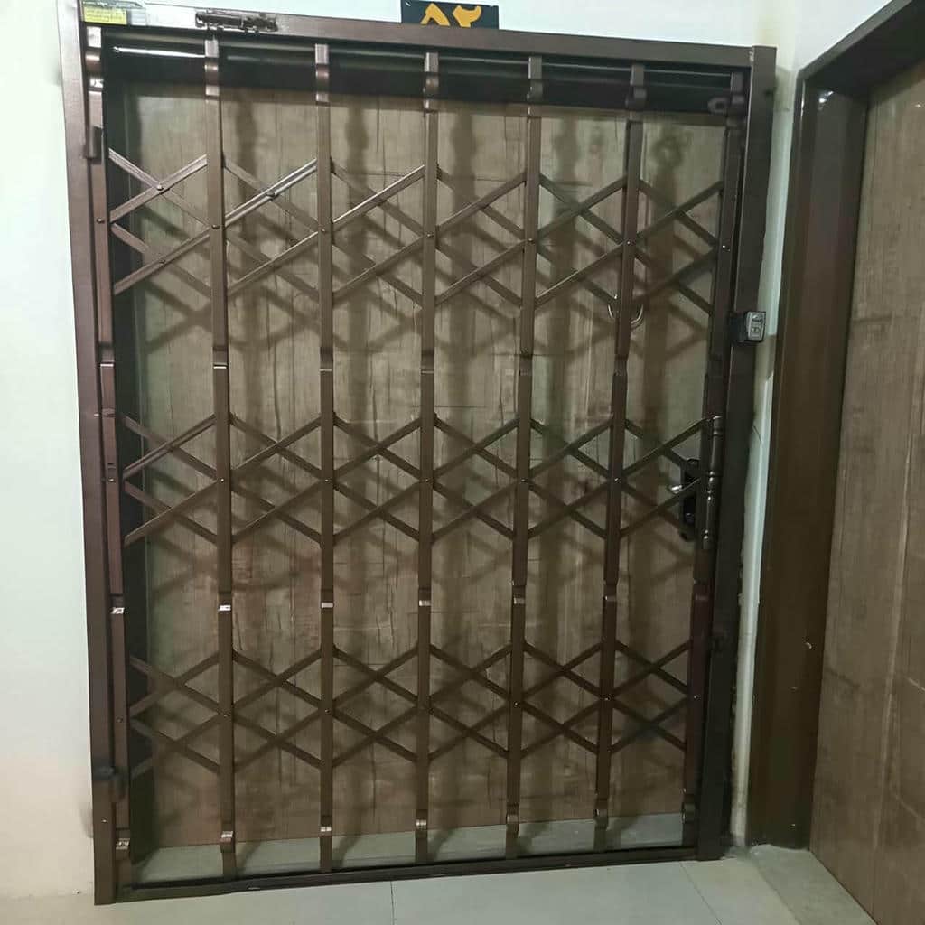 حفاظ آکاردئونی درب آپارتمان با ریل روان و تراز