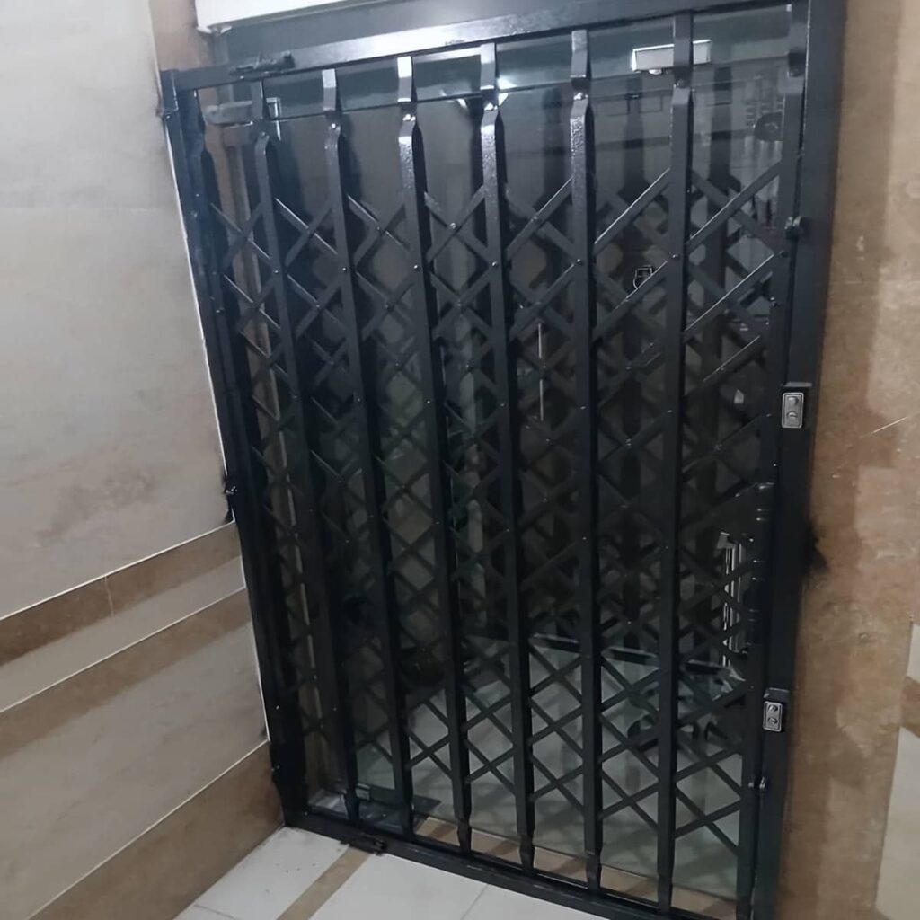 درب آکاردئونی ورودی خانه با مدل دوگل فلزی