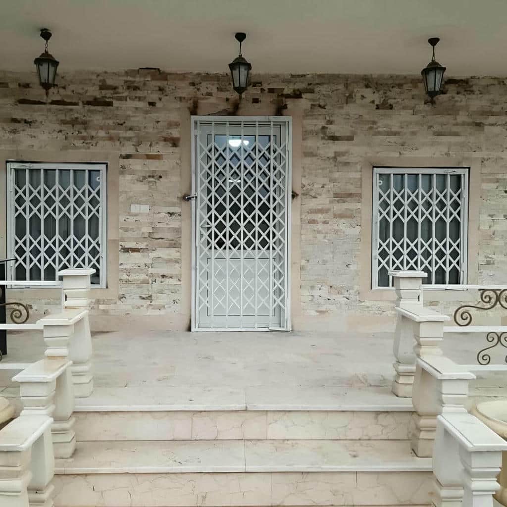 درب آکاردئونی با قفل گذاری چندنقطه ای