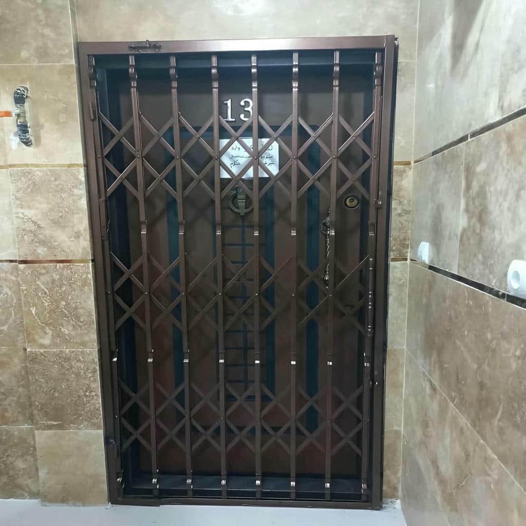 درب آکاردئونی با جوشکاری تمیز بدنه