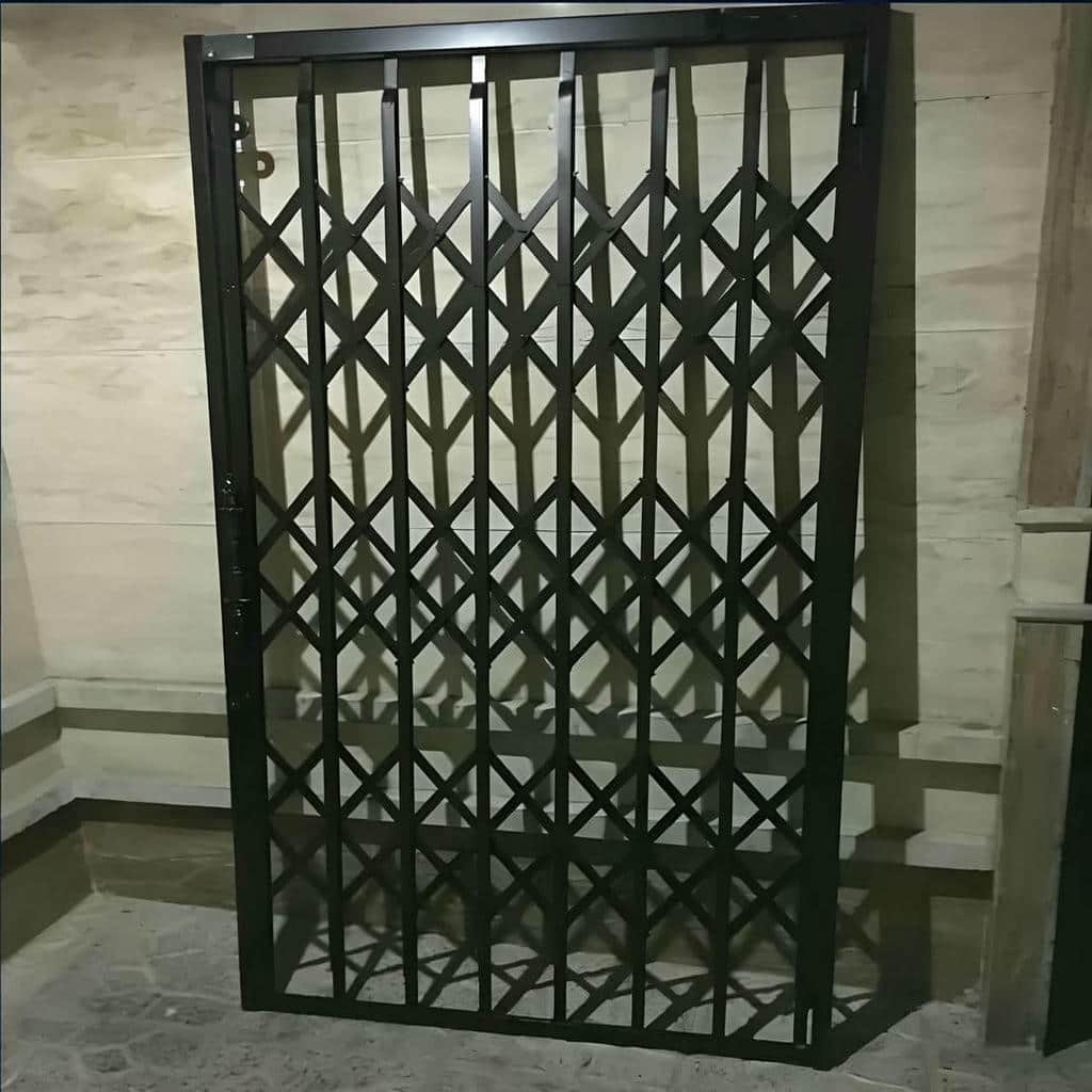 درب آکاردئونی با تسمه فلزی ضخیم